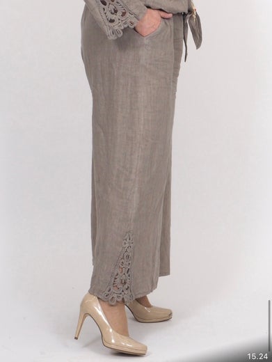 Merita pitsisomisteiset pellavahousut taupe - kaksi kokoa